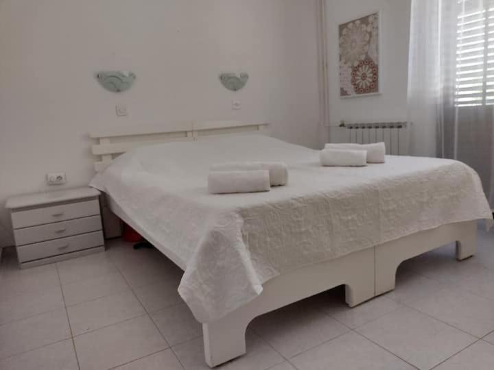 Villa Kadinela, 200M From Kamenjak, Huge Quiet Garden With Barbecue, 2 New Kitchens 普莱曼图拉 外观 照片